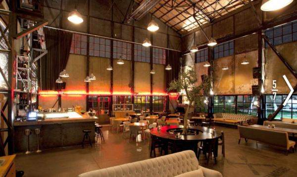 Cafe modern dan mewah dengan konsep industrial